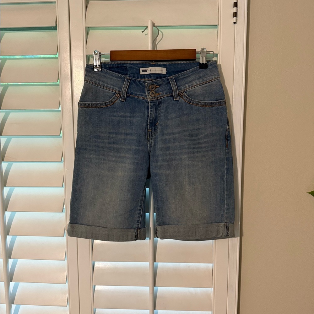 Levi Bermuda cuffed shorts size 4